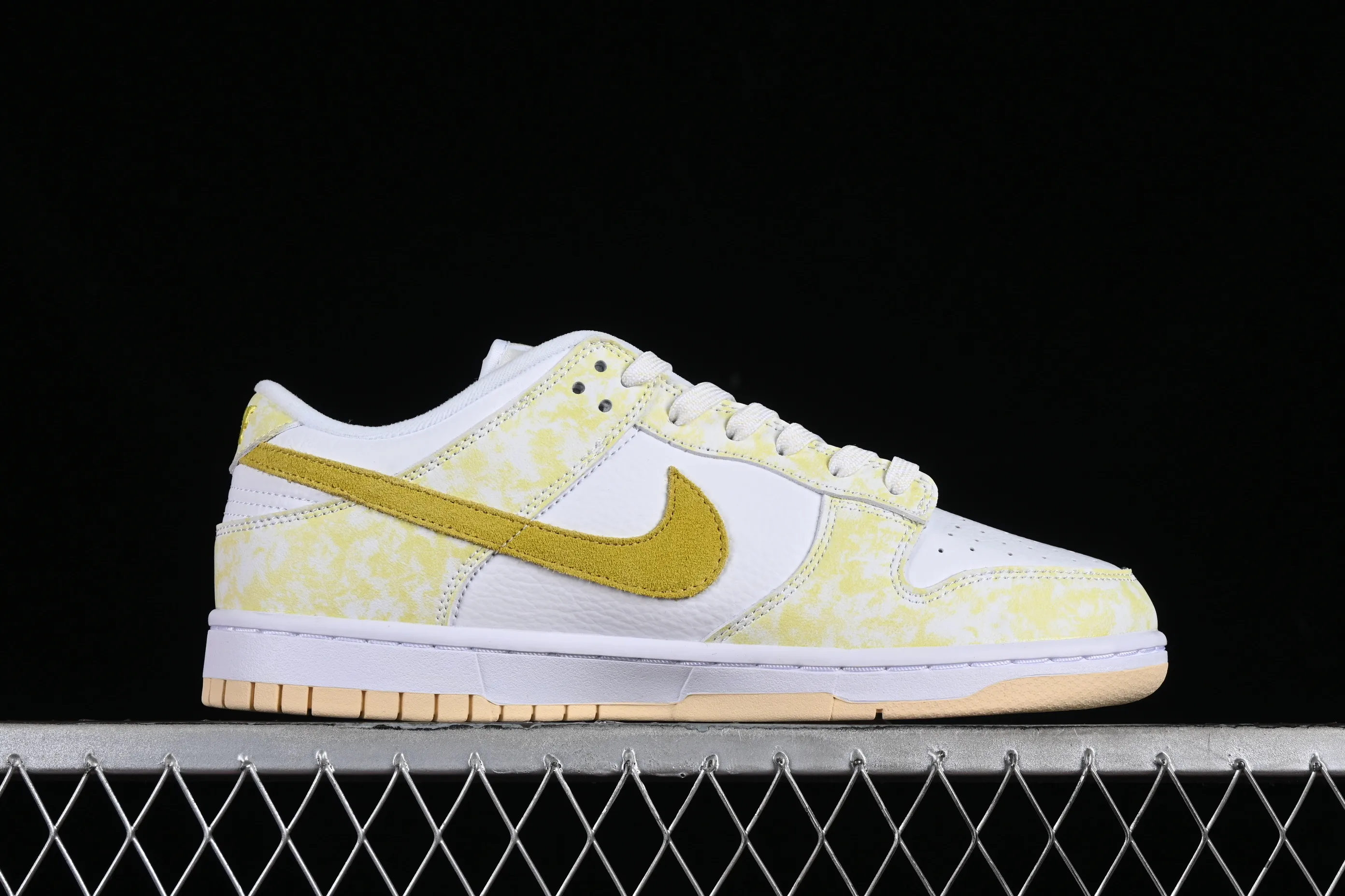 All categories Nk SB Dunk series Nk SB Dunk Low low-top sneakers Nk SB Dunk Low Prm yellow and white color SB smashed backboard fashion casual sneakers DM9467-700